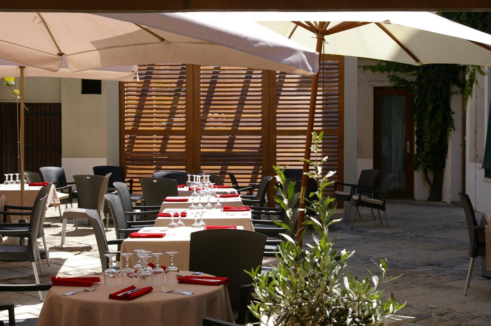 Logis Hotel Le Cheval Noir Argenton Sur Creuse Exterior foto