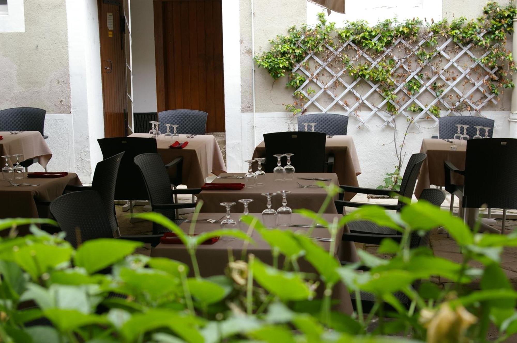 Logis Hotel Le Cheval Noir Argenton Sur Creuse Exterior foto